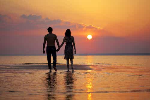 Couple sur la plage passer du temps ensemble