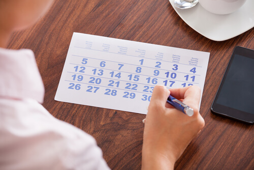 Person med kalender for at ændre usunde vaner