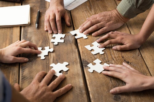 Personas uniendo piezas de puzzle