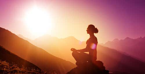 Person mediterer på bjergtop