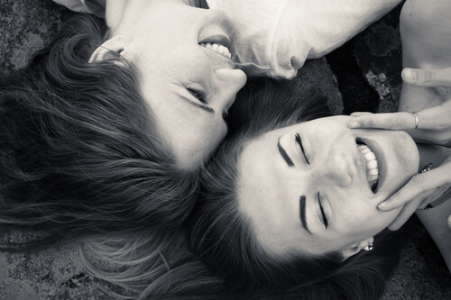 Amis souriant heureux