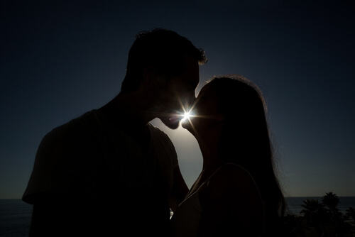 Beso de pareja al anochecer