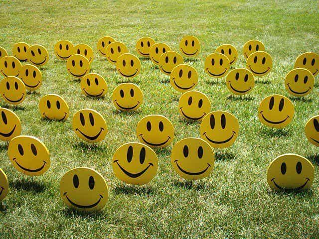 Caras sonrientes de color amarillo simbolizando a la gente contenta
