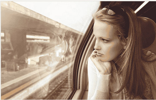 Chica joven mirando por la ventana del tren