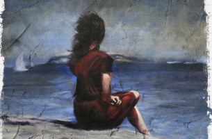 Fille regardant la mer