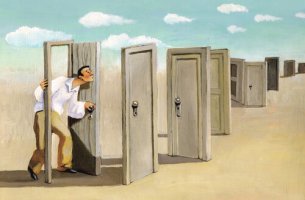 Hombre abriendo puertas