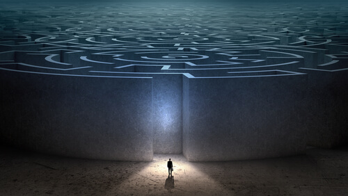 Hombre en un laberinto