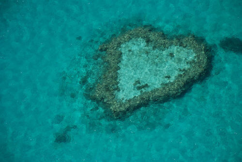 Isla-corazon-rodeada-mar