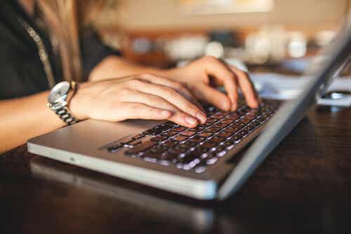 Mujer revisando el email en su ordenador