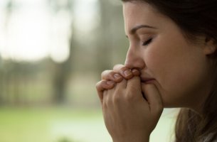 Mujer llorando pensando que los sentimientos no entienden de talonarios