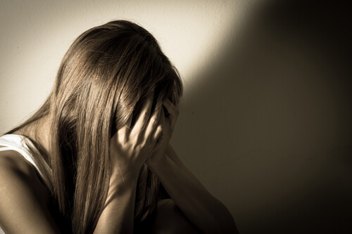 Mujer agotada y enfadada con las manos en la cara