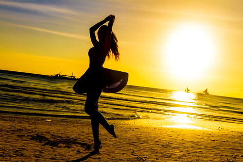 Vrouw dansen op het strand