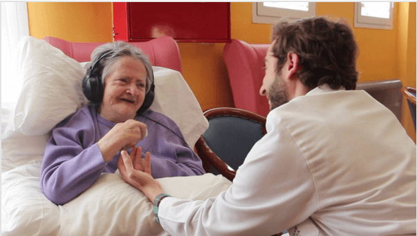 Mujer con alzheimer escuchando música