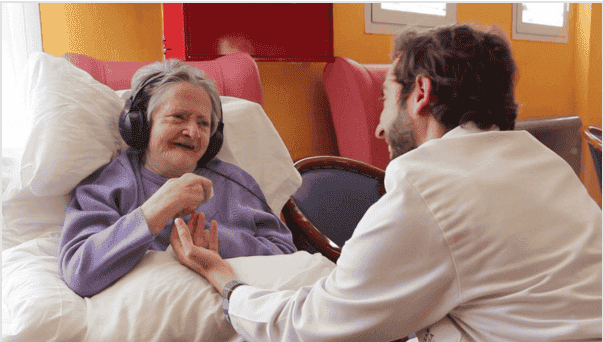 Mujer con alzheimer escuchando música