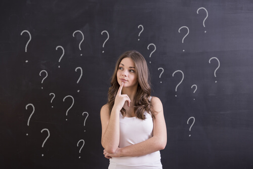 Mujer con dudas pensando qué quiere