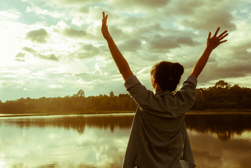 Mujer feliz tras haber conseguido el éxito
