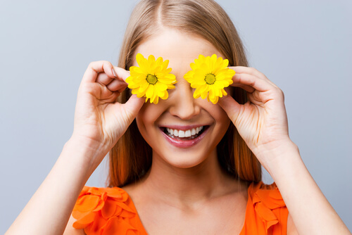 Mujer con flores en los ojos