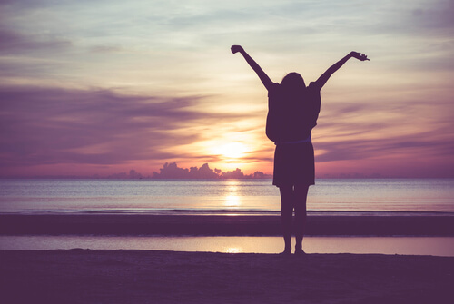 Mujer poniendo los brazos en forma de alas
