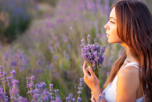 Mujer con ramo de lavanda en la mano