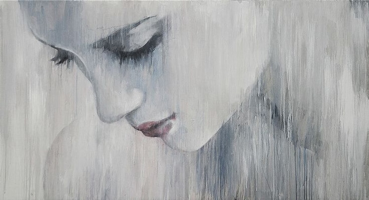 Mujer triste mirando hacia abajo