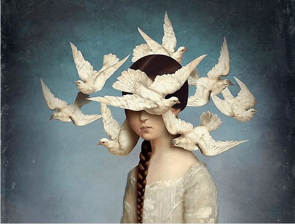 Niña con pájaros en la cabeza