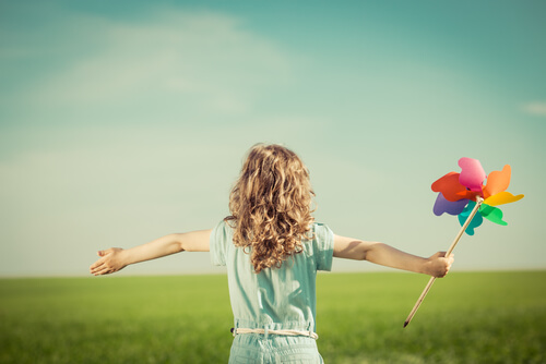 Niña feliz jugando en el campo