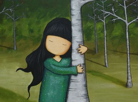 Niña abrazando el tronco de un árbol simbolizando a la gente contenta