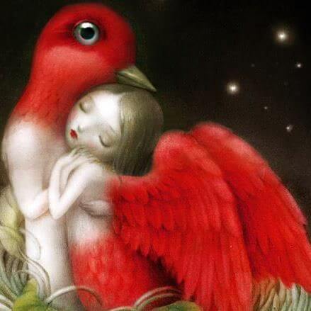 Pájaro abrazando mujer