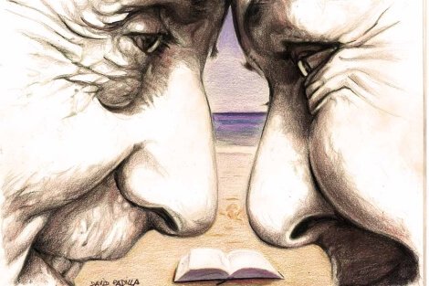 Pareja de ancianos mirándose a los ojos sonriendo