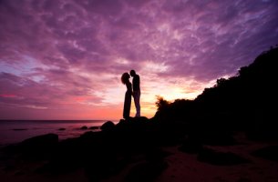 Pareja romántica besándose