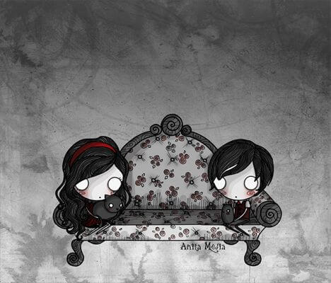 Pareja sentada en los extremos del sofá