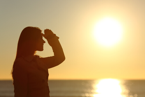 Silueta de mujer mirando el horizonte
