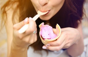 Chica comiendo helado de fresa