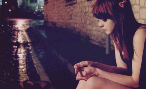 Mujer triste pensando en su relación