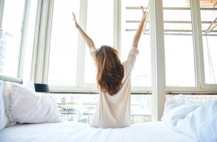 Mujer despertándose por la luz del sol