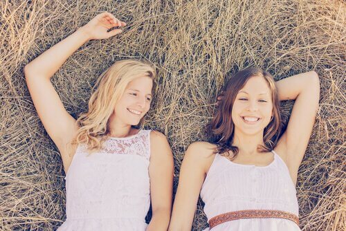 Hermanas adolencentes felices