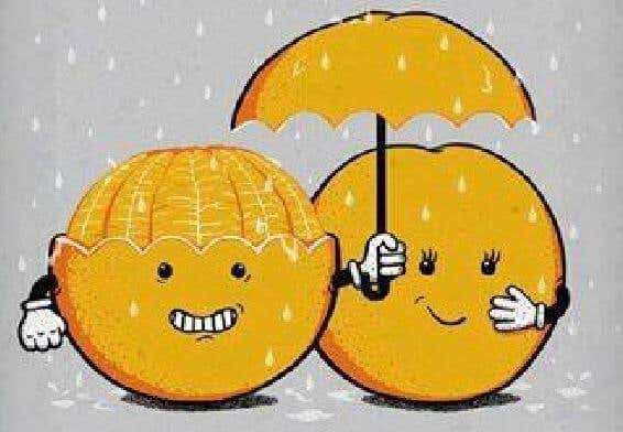 Naranja con un paraguas protegiendo de la lluvia a otra naranja
