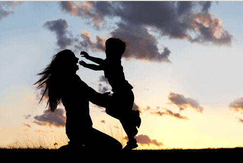 Madre dando abrazos a su hijo