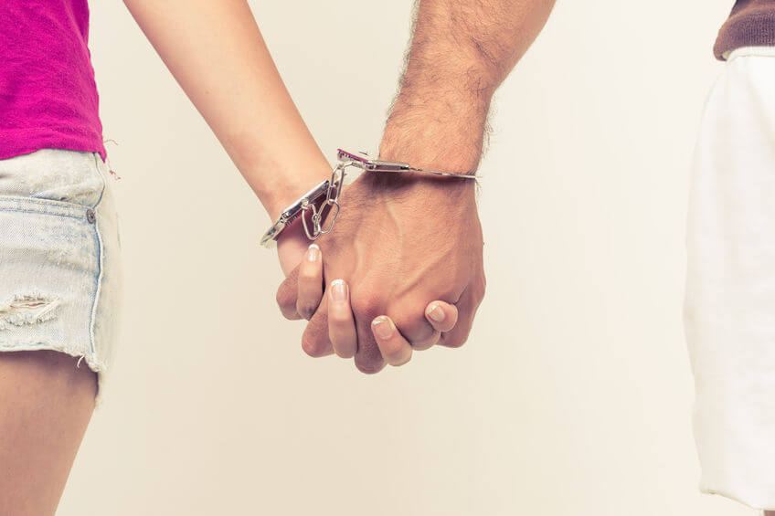 Manos atadas con esposas