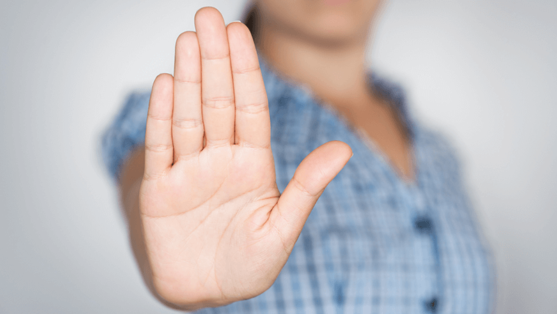 Mujer bloqueando con la mano