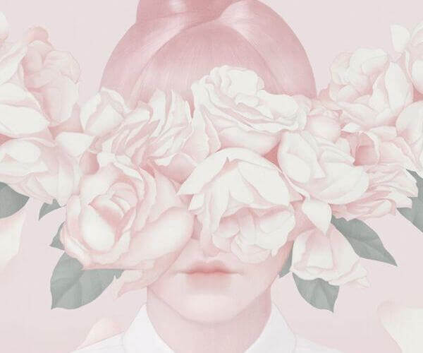 Mujer con flores rosas envolviéndole el rostro