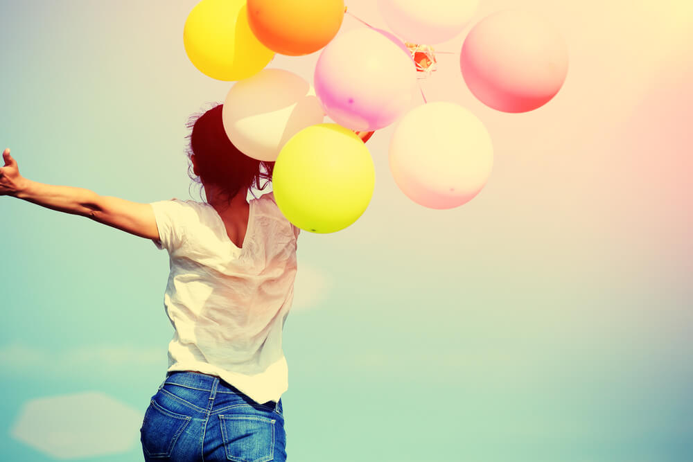 Mujer con globos de colores