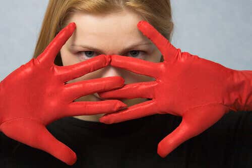 Mujer fatal con guantes rojos