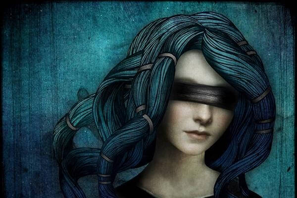 mujer con los ojos tapados