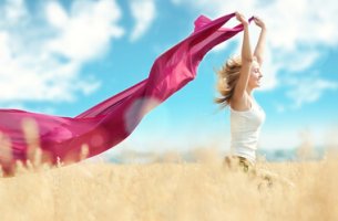 Minimalismo: mujer corriendo con una prenda en las manos