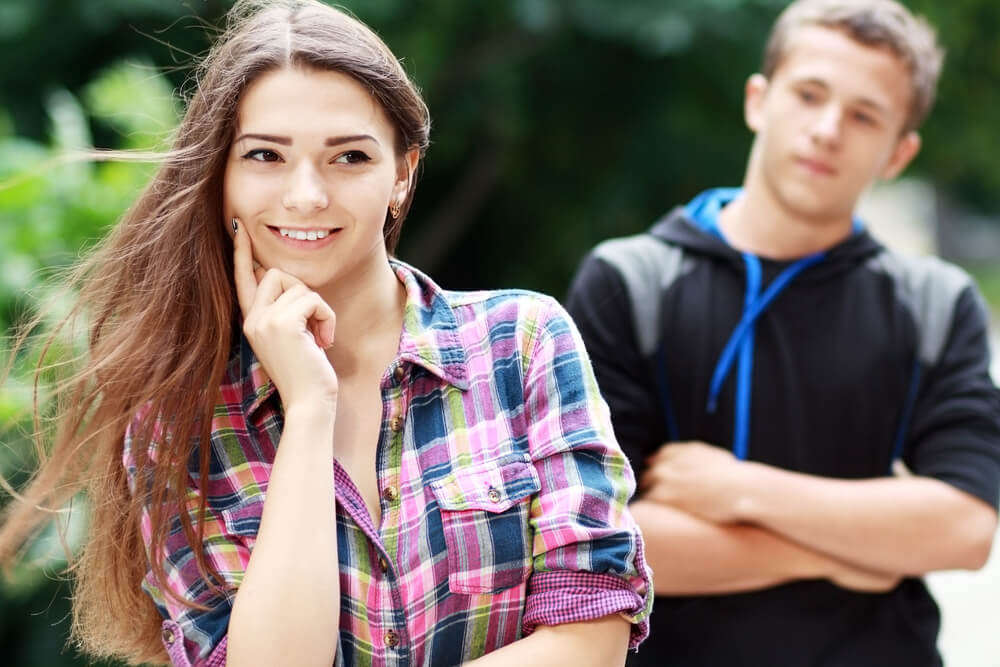 Mujer dudando en salir con un chico