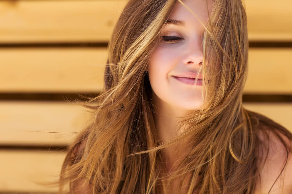 Femme heureuse vivant dans le présent