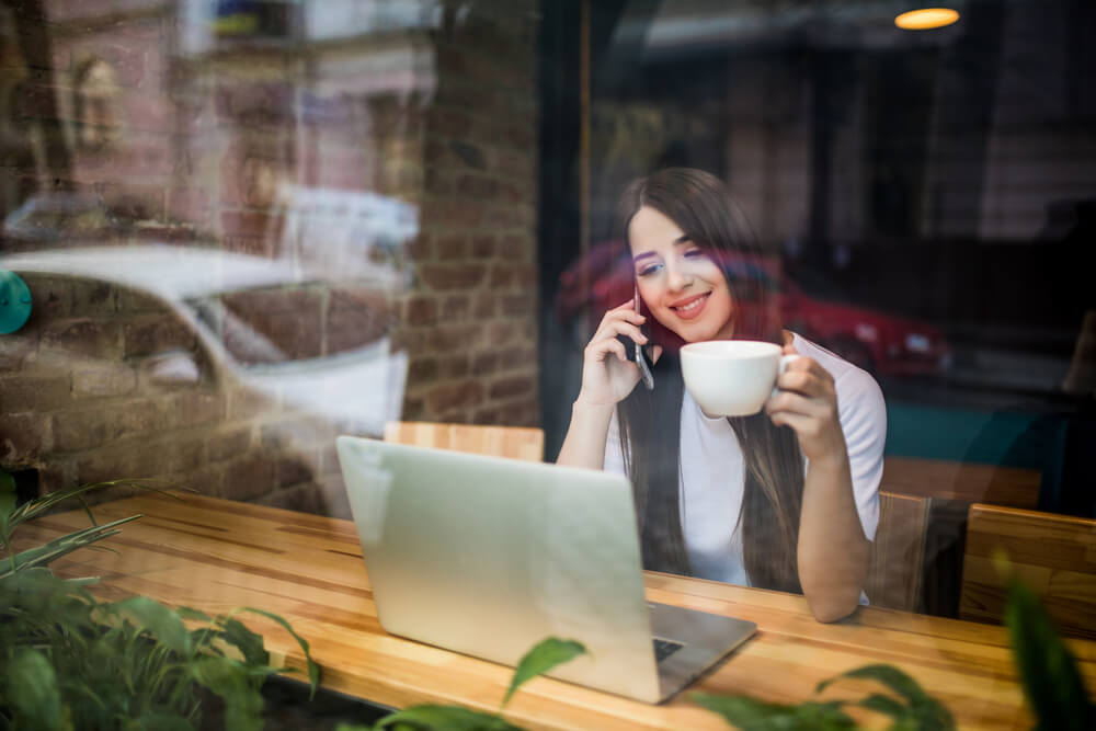 Mujer hablando por teléfono con su pareja