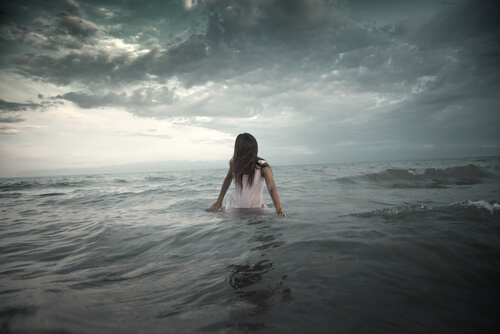 Mujer-mar-tormenta