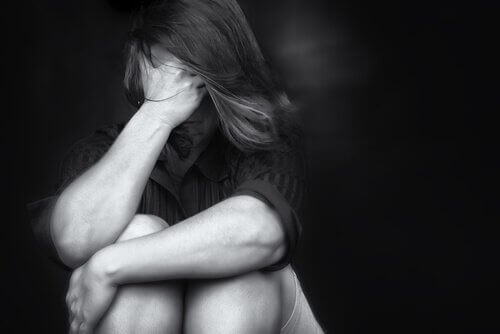 Mujer cerrando los ojos con miedo irracional